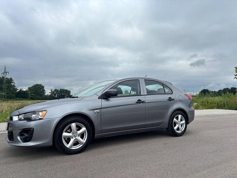 Grau Gebraucht 2017 Mitsubishi Lancer Limousine | 7.500 € (Fairer Preis) - Bild 1/4