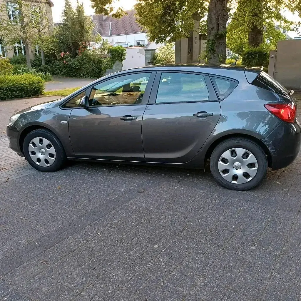 Gebraucht Opel Astra 90 PS (66 kW) 2012 Braun Kleinwagen