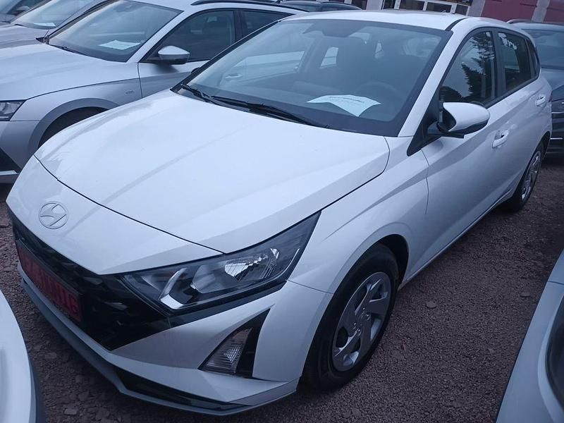 Weiß Neu 2025 Hyundai i20 Comfort Limousine | 17.990 € (Superpreis) - Bild 1/4