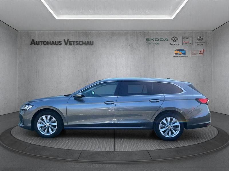 Gebraucht Skoda Superb Selection 150 PS (110 kW) 2024 Graphite grau Kombi
