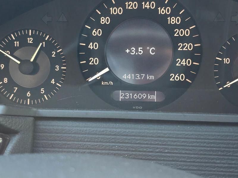 Gebraucht Mercedes 220 150 PS (110 kW) 2002 Silber Limousine