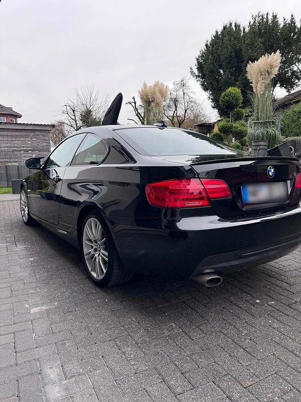 Gebraucht BMW 320 184 PS (135 kW) 2011 Schwarz Coupé