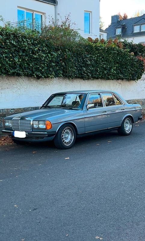 Gebraucht Mercedes E230 136 PS (100 kW) 1984 Blau Limousine