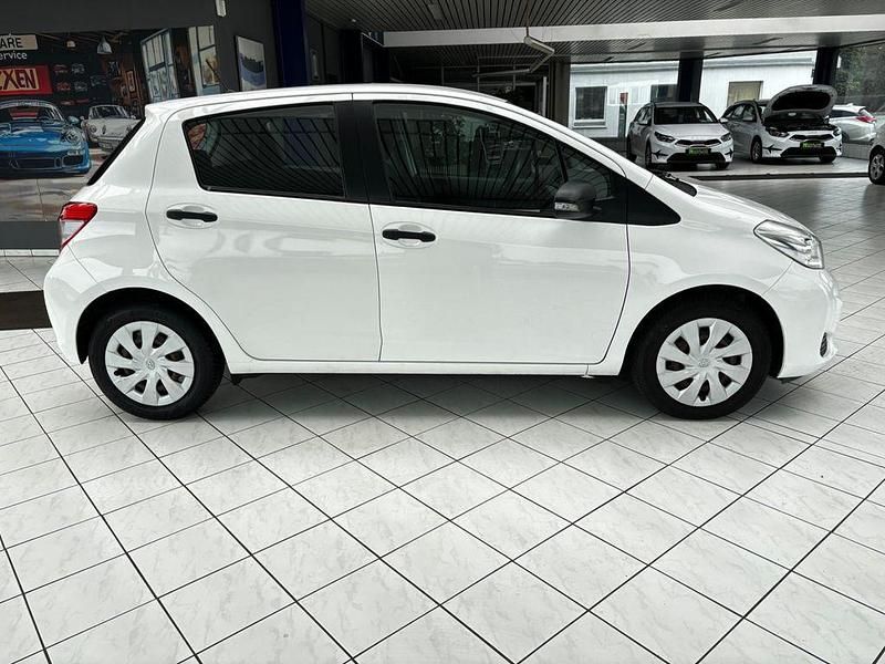Gebraucht Toyota Yaris 99 PS (72 kW) 2014 Weiß Kleinwagen