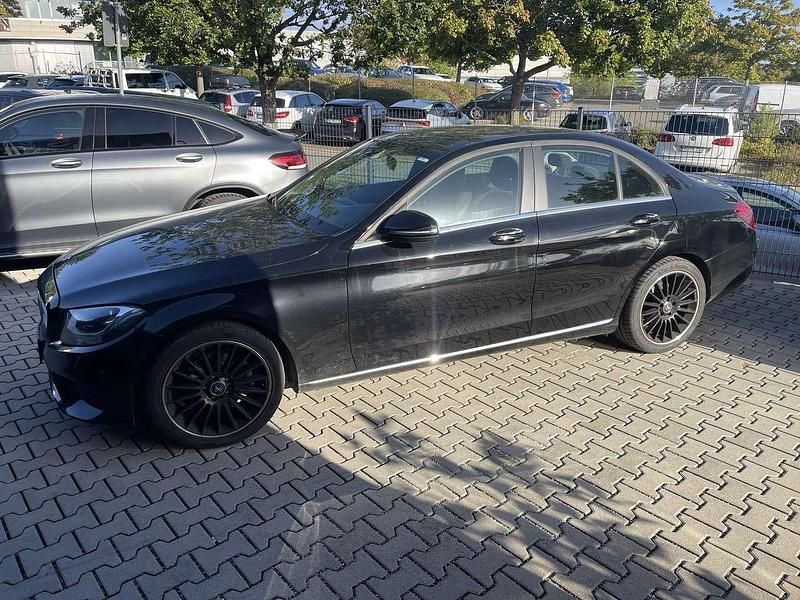 Gebraucht Mercedes C180 156 PS (114 kW) 2019 Schwarz Limousine