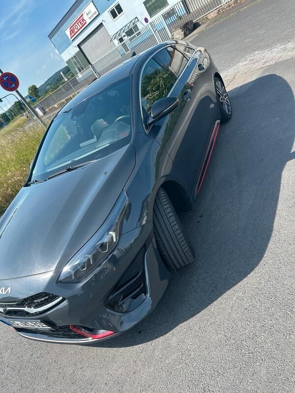 Grau Gebraucht 2022 Kia ProCeed GT Kleinwagen | 26.000 € (Fairer Preis) - Bild 1/4