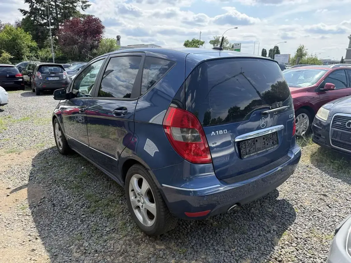 Gebraucht Mercedes A180 109 PS (80 kW) 2011 Blau Kleinwagen