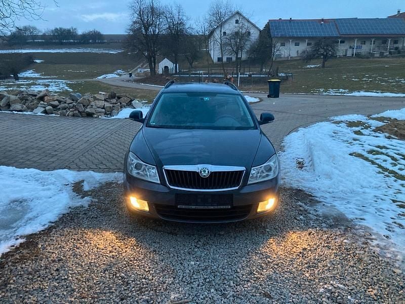 Grau Gebraucht 2012 Skoda Octavia Kombi | 3.567 € - Bild 1/4