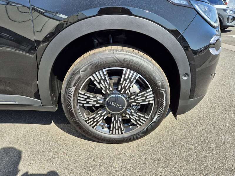 Gebraucht Fiat 600 Style 101 PS (74 kW) 2024 Unilackierung schwarz SUV