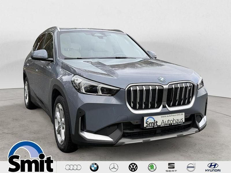 Storm bay metallic Gebraucht 2023 BMW iX1 Sport Line SUV | 38.990 € (Superpreis) - Bild 1/4