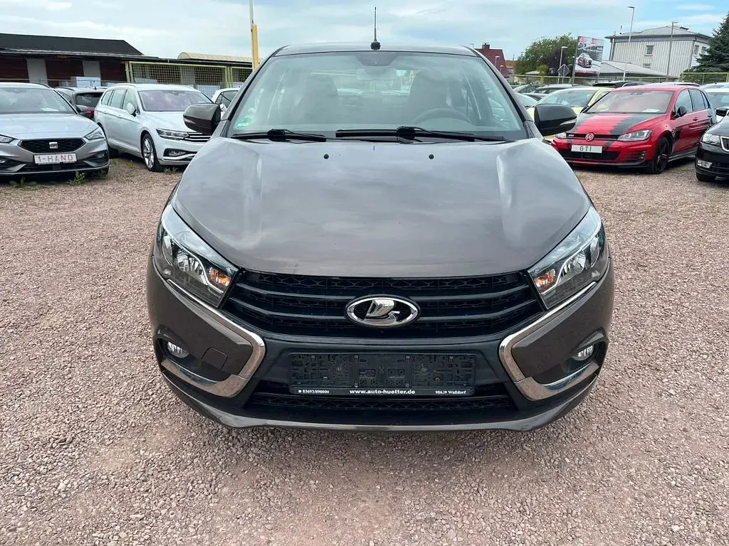 Gebraucht Lada Vesta 106 PS (77 kW) 2017 Braun Limousine