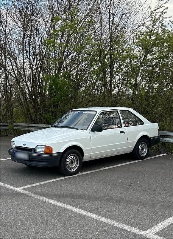 Gebraucht Ford Escort 54 PS (39 kW) 1987 Weiß Kleinwagen