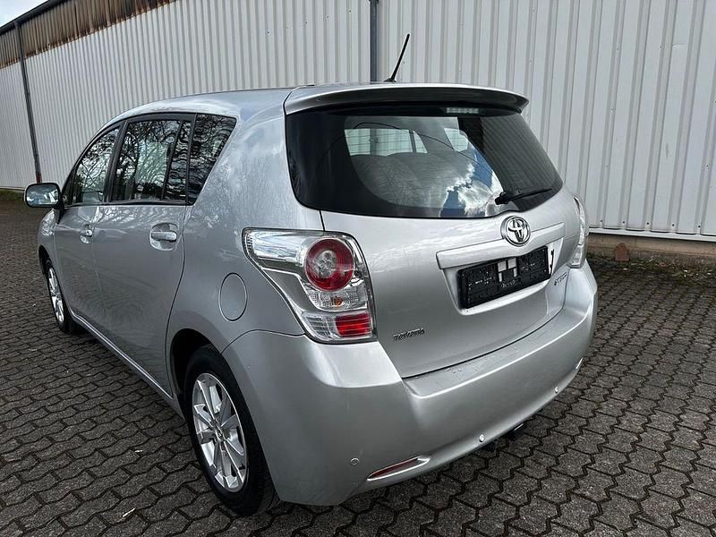 Gebraucht Toyota Verso Edition 147 PS (108 kW) 2011 Silber Van / Kleinbus