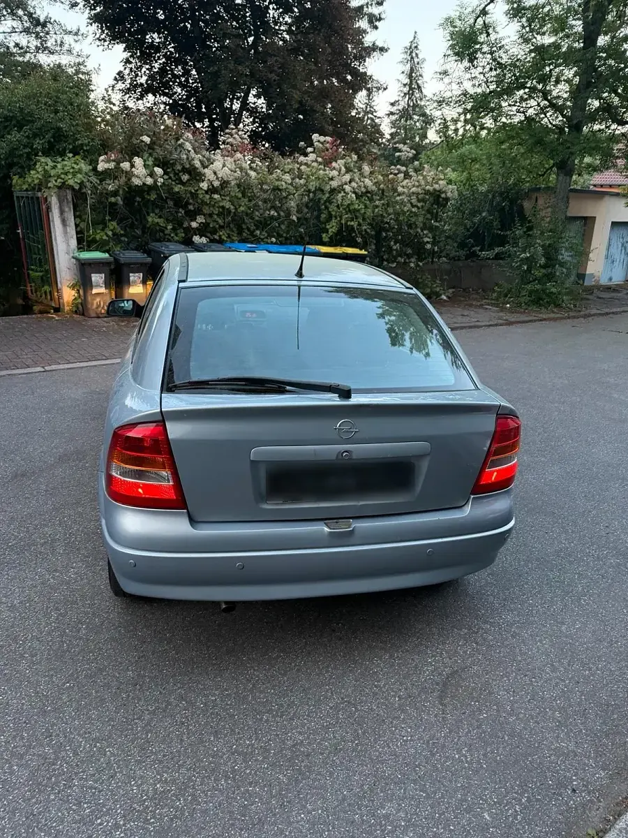 Używany Opel Astra 101 KM (74 kW) 2002 Srebrny Sedan/Limuzyna