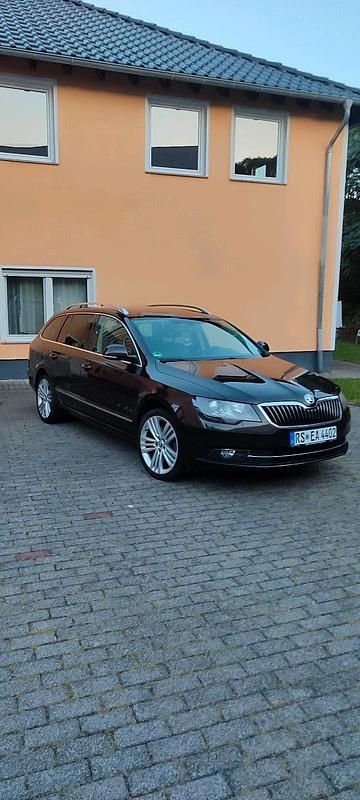 Braun Gebraucht 2015 Skoda Superb Kombi | 12.999 € (Superpreis) - Bild 1/4