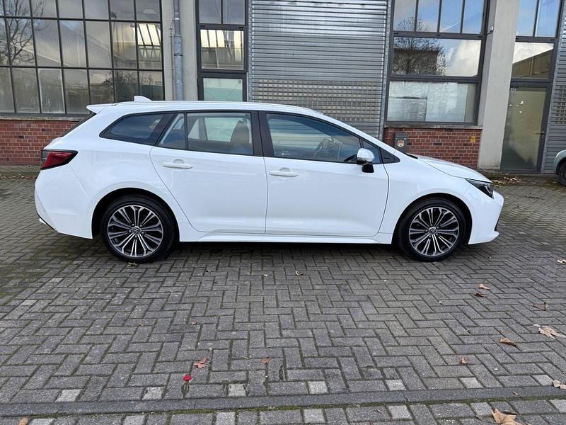 Używany Toyota Corolla 98 KM (72 kW) 2022 Biały Sedan/Limuzyna