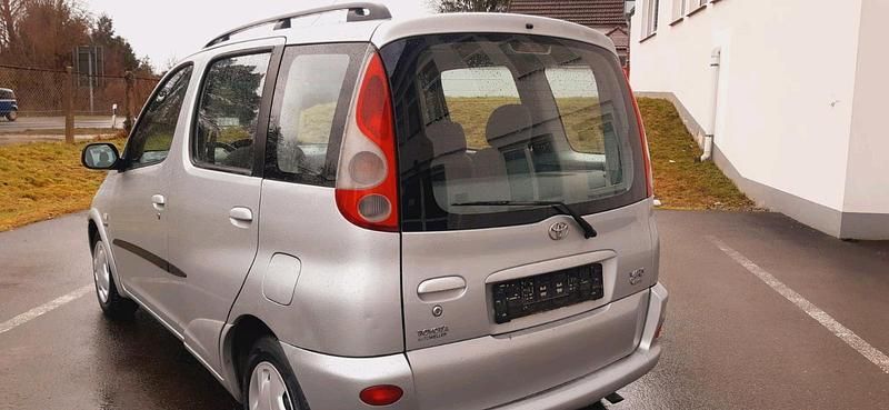 Gebraucht Toyota Yaris 106 PS (77 kW) 2001 Grau Kombi