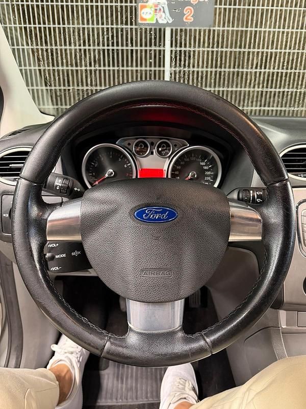 Gebraucht Ford Focus 2009 Silber Limousine