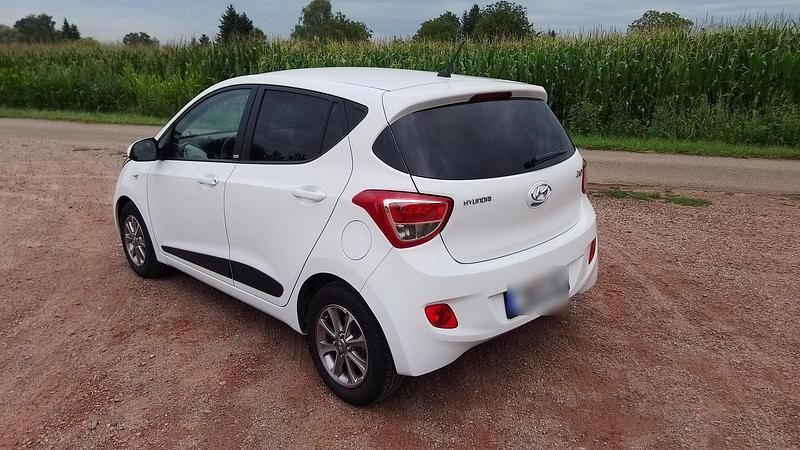Gebraucht Hyundai i10 Passion 67 PS (49 kW) 2016 Weiß Kleinwagen