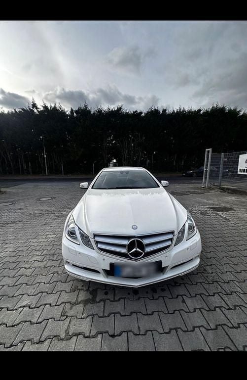 Weiß Gebraucht 2010 Mercedes E250 Avantgarde Coupé | 10.999 € (Fairer Preis) - Bild 1/4