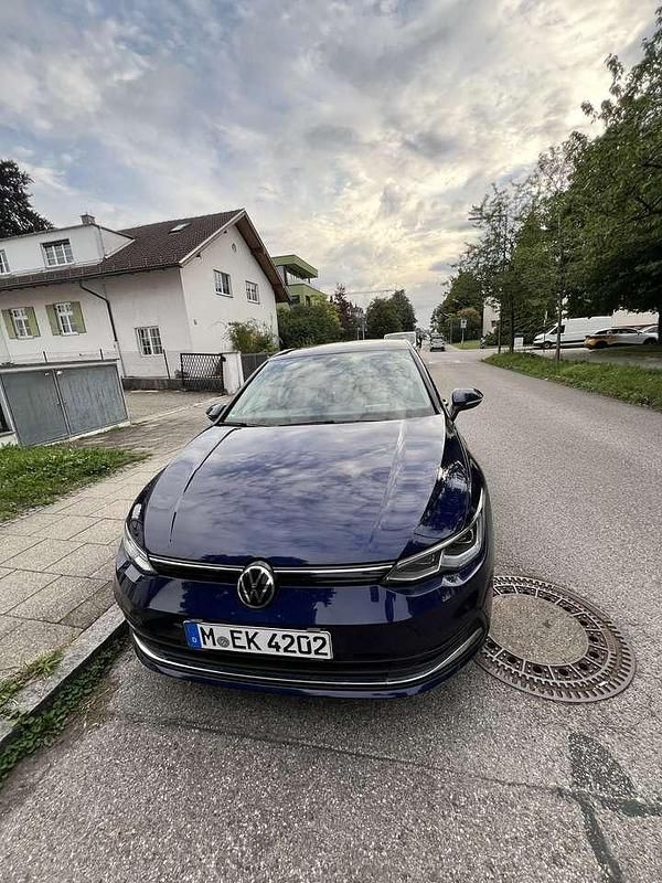 Blau Gebraucht 2020 VW Golf VIII Style Kleinwagen | 17.900 € (Fairer Preis) - Bild 1/4