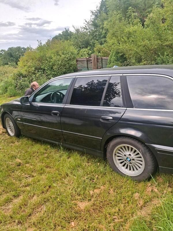 Schwarz Gebraucht 2001 BMW 530 Kombi | 3.500 € (Superpreis) - Bild 1/4