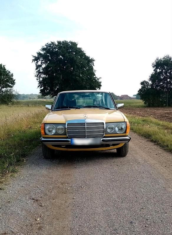 Gebraucht Mercedes 200 60 PS (44 kW) 1978 Gelb Limousine