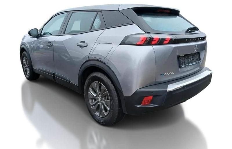 Gebraucht Peugeot e-2008 Active 100 kW (136 PS) 2021 Silber SUV