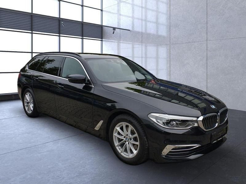 Black sapphire metallic Gebraucht 2019 BMW 520 Luxury Line Kombi | 24.590 € (Fairer Preis) - Bild 1/4