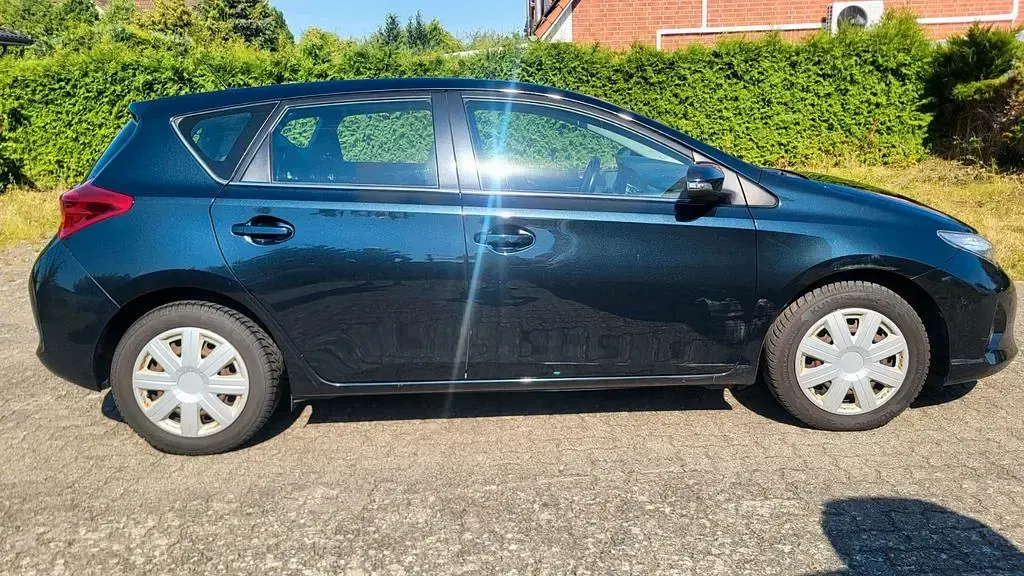 Gebraucht Toyota Auris Edition 132 PS (97 kW) 2014 Blau Limousine