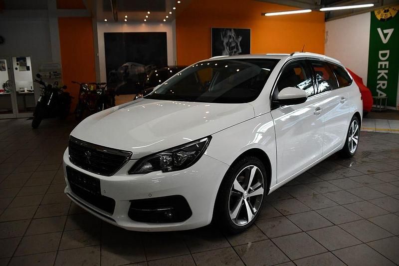 Weiß Gebraucht 2019 Peugeot 308 SW Allure Kombi | 8.950 € (Superpreis) - Bild 1/4