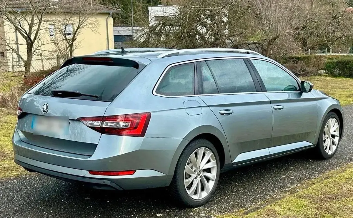 Gebraucht Skoda Superb 150 PS (110 kW) 2017 Grau Kombi
