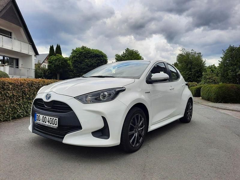 Weiß Gebraucht 2020 Toyota Yaris Business Edition Limousine | 17.350 € (Fairer Preis) - Bild 1/4