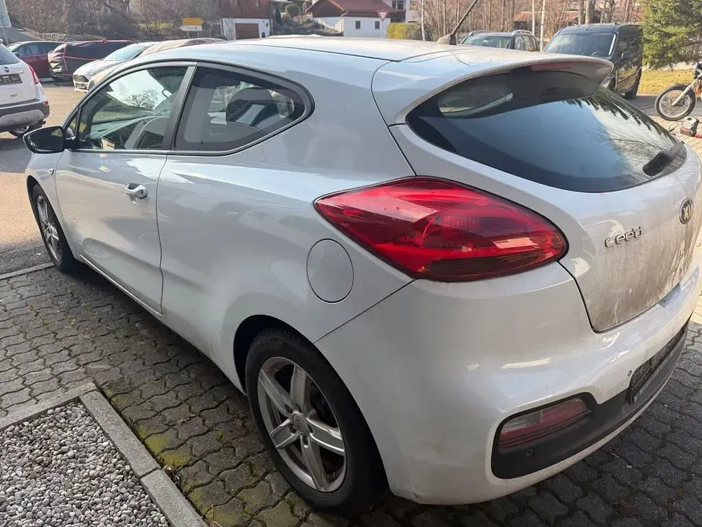 Gebraucht Kia Ceed Edition 7 135 PS (99 kW) 2013 Weiß Kleinwagen