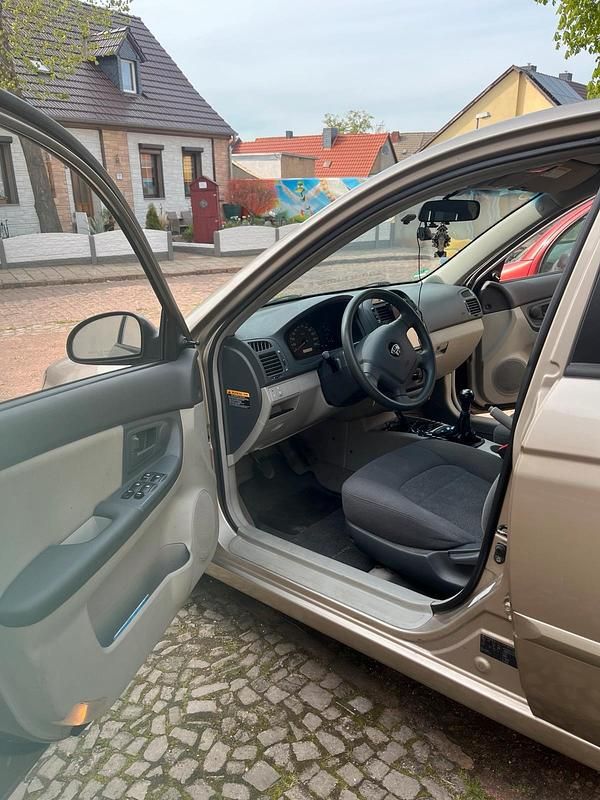 Gebraucht Kia Cerato 105 PS (77 kW) 2005 Limousine