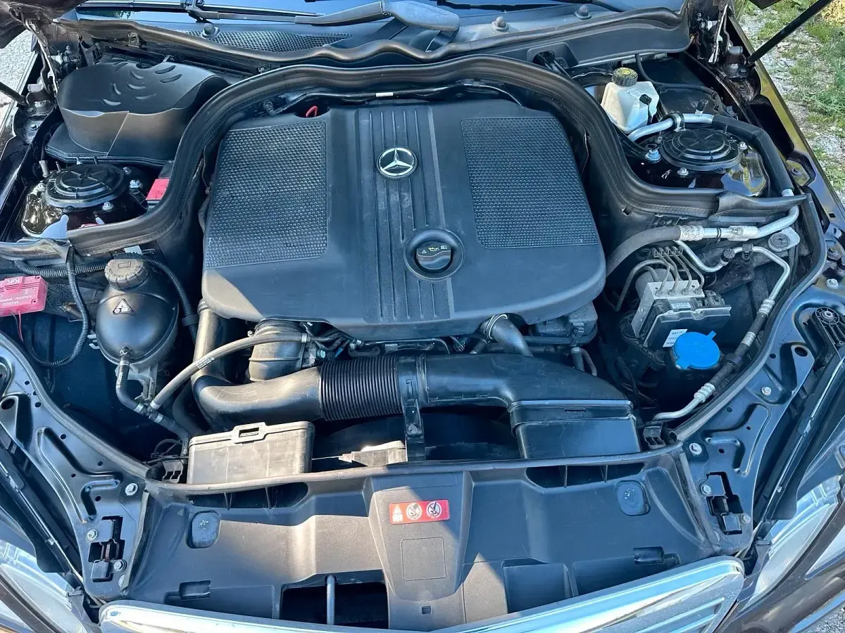 Gebraucht Mercedes E200 136 PS (100 kW) 2009 Rot Limousine