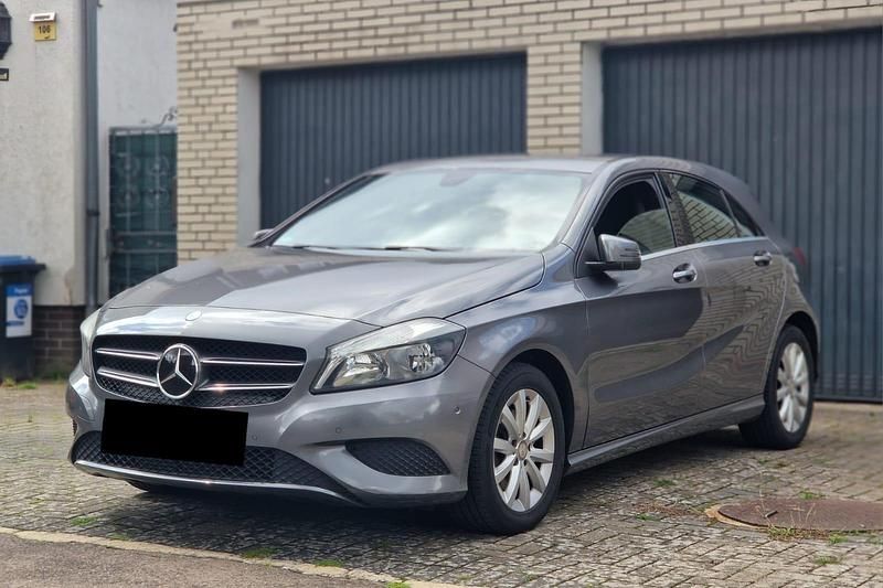 Schwarz Gebraucht 2013 Mercedes A180 Urban Limousine | 5.190 € (Superpreis) - Bild 1/4
