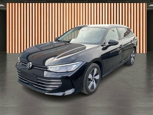 Gebraucht VW Passat 150 PS (110 kW) 2024 Schwarz grenadillschwarz metallic (metallic) Kombi