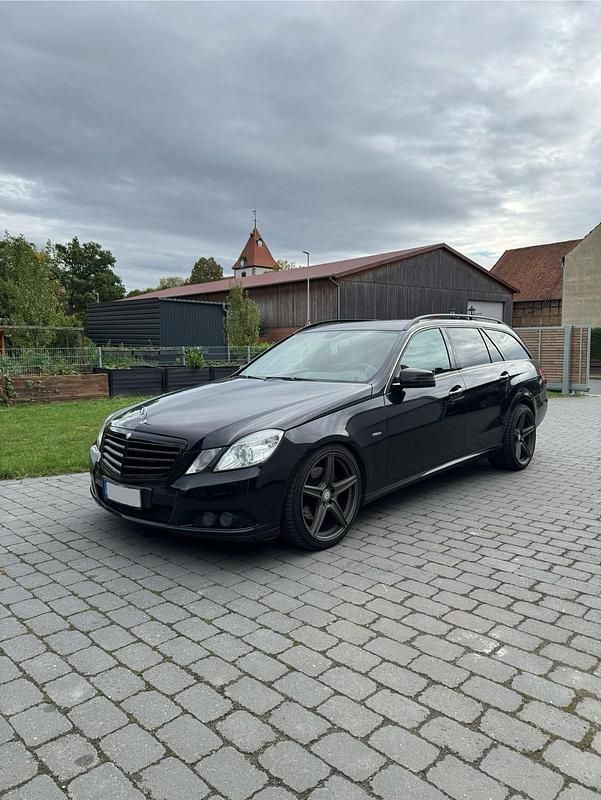 Schwarz Gebraucht 2011 Mercedes E350 Kombi | 11.250 € (Teuer) - Bild 1/4