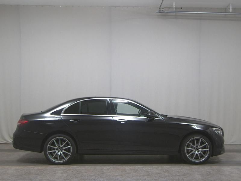 Schwarz Gebraucht 2021 Mercedes E300 AMG line Limousine | 27.490 € (Fairer Preis) - Bild 1/4