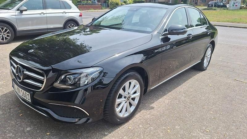 Schwarz Gebraucht 2019 Mercedes E220 Avantgarde Limousine | 22.000 € (Superpreis) - Bild 1/4