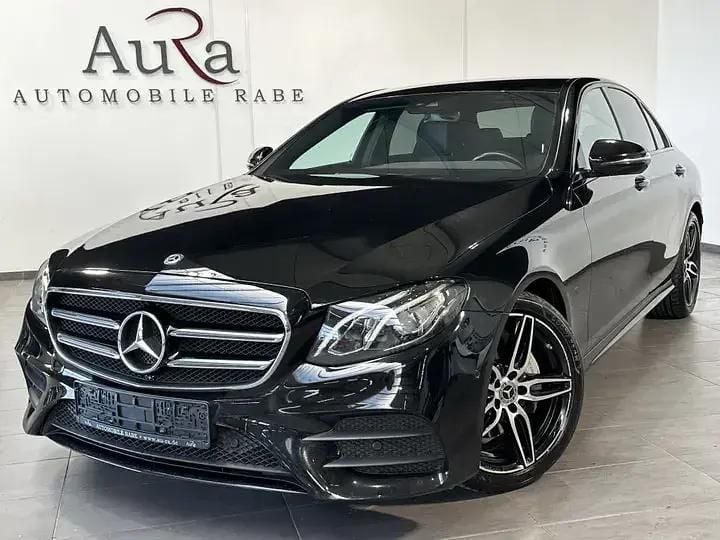 Schwarz Gebraucht 2020 Mercedes E220 AMG line Limousine | 34.749 € (Fairer Preis) - Bild 1/4