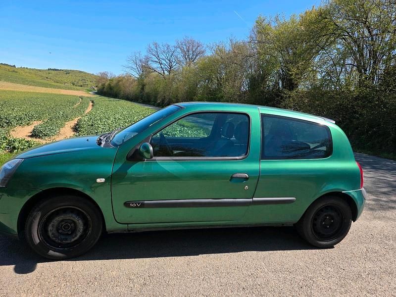 Second-hand Renault Clio II 75 CP (55 kW) 2002 Verde Hatchback