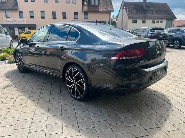 Gebraucht VW Passat Comfortline 150 PS (110 kW) 2017 Braun Limousine