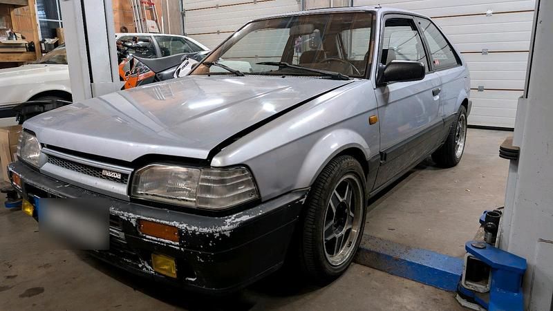 Gebraucht Mazda 323 180 PS (132 kW) 1988 Silber Kleinwagen