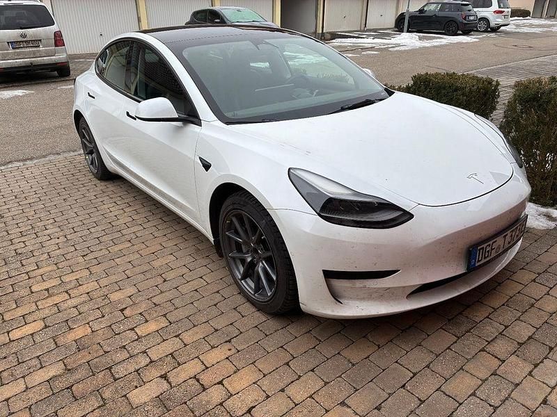 Gebraucht Tesla Model 3 Standard Range 239 kW (325 PS) 2022 Weiß Limousine