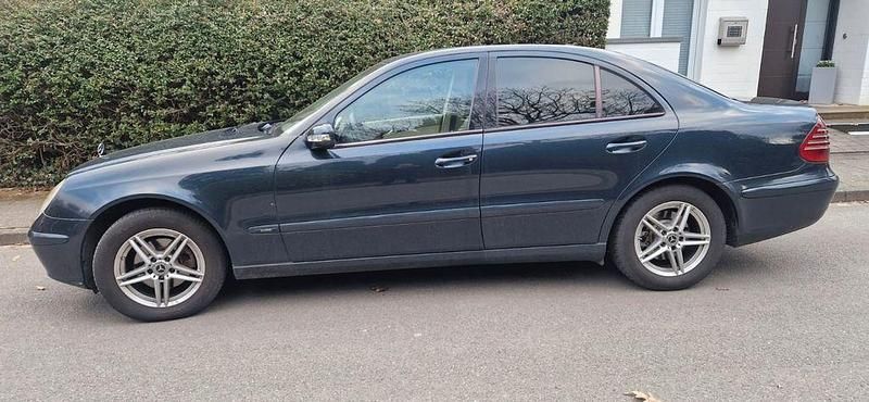 Gebraucht Mercedes E220 150 PS (110 kW) 2002 Blau Limousine