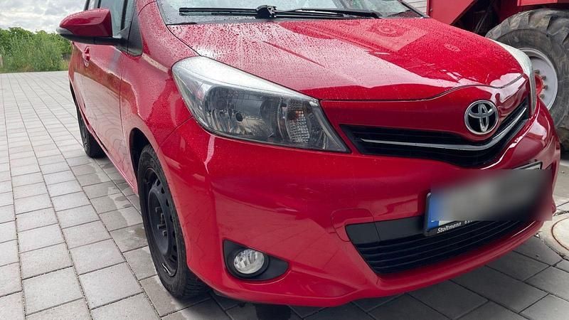 Rot Gebraucht 2013 Toyota Yaris Edition Kleinwagen | 4.999 € (Guter Preis) - Bild 1/4