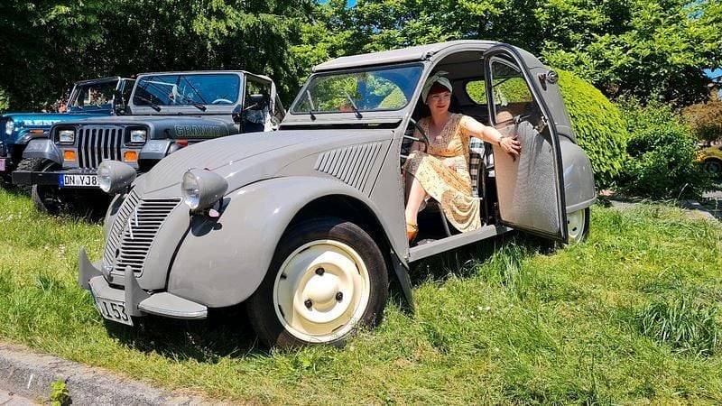 Grau Gebraucht 1953 Citroën 2CV Limousine | 16.800 € - Bild 1/4