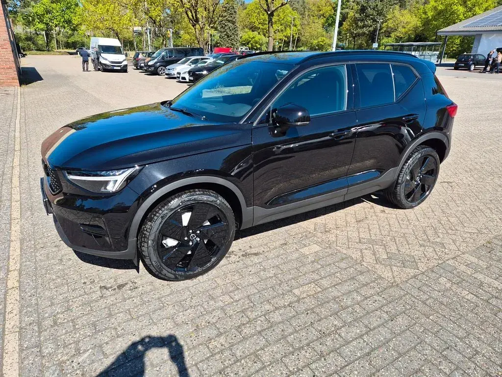Neu Volvo XC40 Plus 197 PS (144 kW) 2026 Schwarz SUV